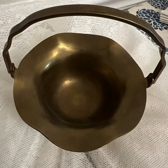 Vintage Brass Scalloped Edge Basket with Folding Handle - Picture 3 of 6